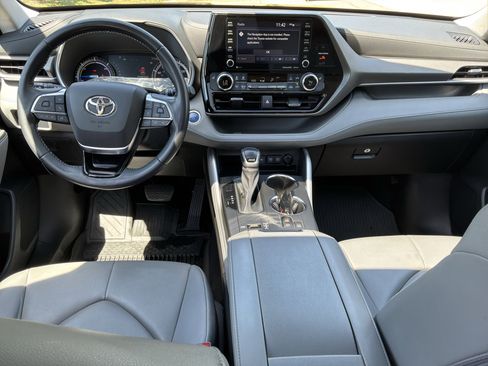 Used 2021 Toyota Highlander XLE FWD image 29