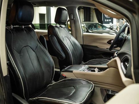 Used 2023 Chrysler Pacifica Limited image 14