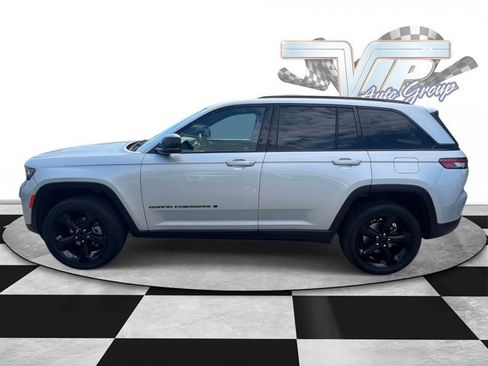 Used 2022 Jeep Grand Cherokee Altitude AWD/4WD image 4