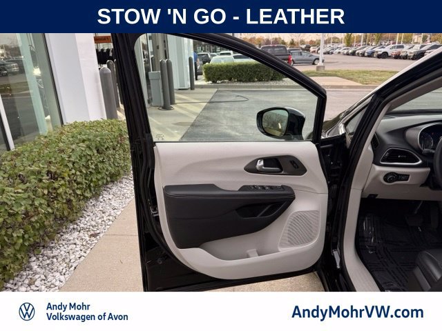 Used 2024 Chrysler Pacifica Touring-L FWD image 12