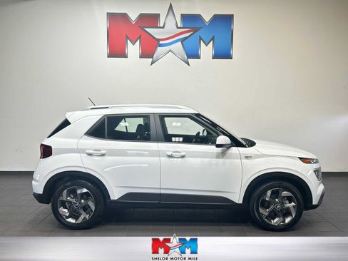 Used 2025 Hyundai Venue SEL FWD image 1