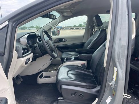 Used 2022 Chrysler Pacifica Touring-L FWD image 13