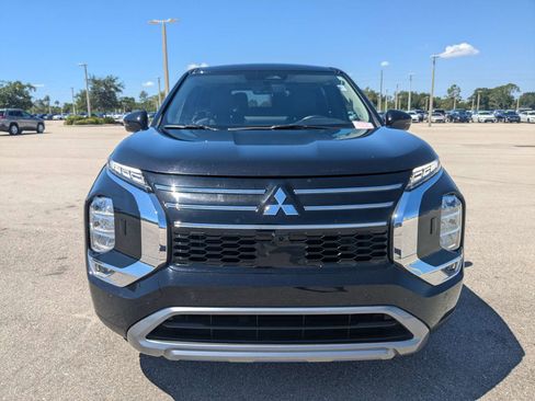 Used 2025 Mitsubishi Outlander SE AWD/4WD image 3