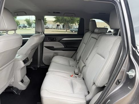 Used 2018 Toyota Highlander Plus FWD image 25