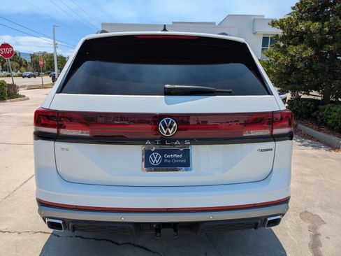 Certified 2025 Volkswagen Atlas Peak Edition SE image 5