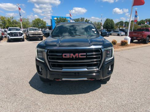 Used 2023 GMC Yukon XL AT4 w/ Technology Package AWD/4WD image 3