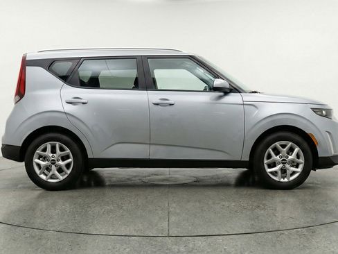 Used 2025 Kia Soul LX w/ LX Technology Package FWD image 11