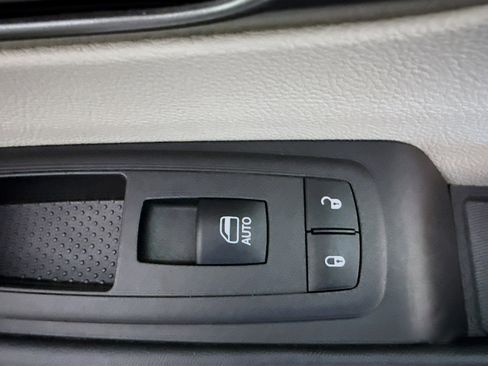 Used 2024 Chrysler Pacifica Touring-L FWD image 29