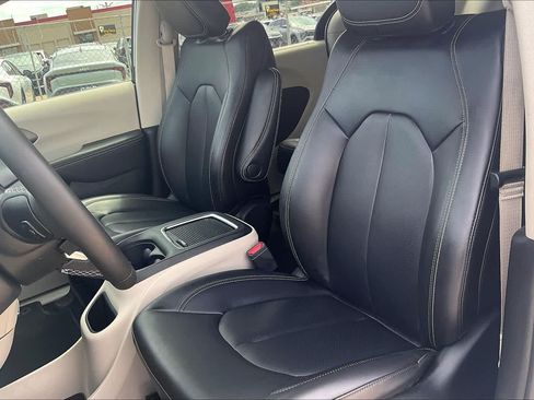 Used 2023 Chrysler Pacifica Touring-L AWD/4WD image 10