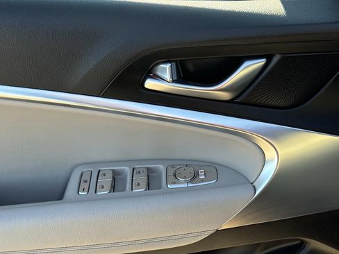 Used 2023 Genesis G70 2.0T image 19