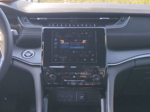 Used 2023 Jeep Grand Cherokee Altitude image 18