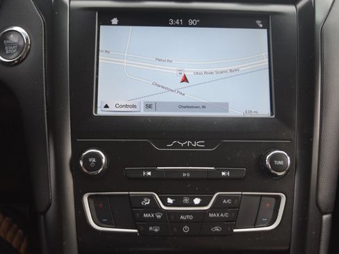 Used 2019 Ford Fusion SE w/ Equipment Group 151A FWD image 11