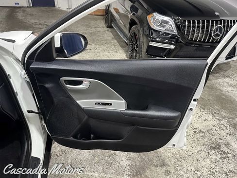 Used 2018 Kia Niro LX FWD image 21