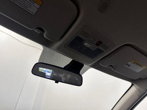 Used 2025 Hyundai Venue Limited FWD image 32