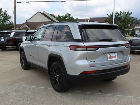 Used 2025 Jeep Grand Cherokee Altitude AWD/4WD image 4