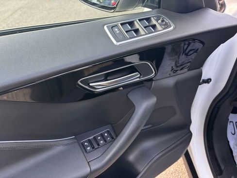 Used 2017 Jaguar F-PACE Premium image 20