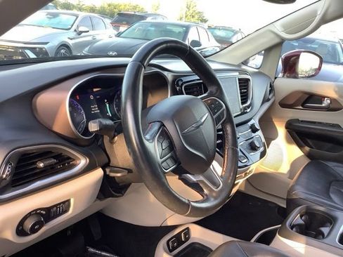 Used 2018 Chrysler Pacifica Touring-L Plus FWD image 14