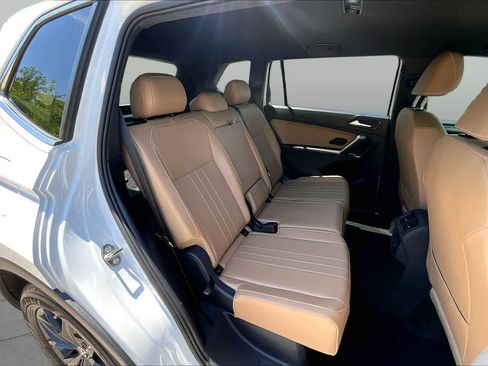 Used 2024 Volkswagen Tiguan SE FWD image 19
