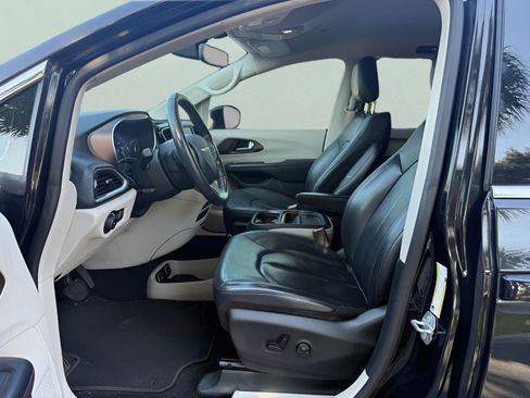 Certified 2019 Chrysler Pacifica Touring-L FWD image 9