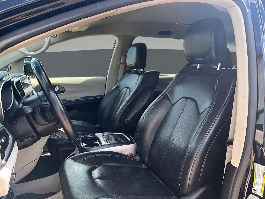 Used 2021 Chrysler Pacifica Touring-L w/ Uconnect Theater Family Group FWD image 24