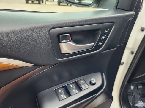 Used 2019 Toyota Highlander Limited image 10