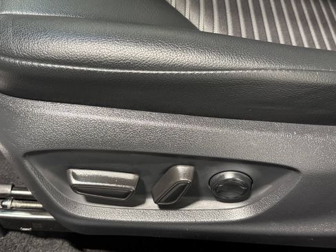 Used 2018 Toyota Camry SE FWD image 9
