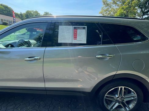 Used 2017 Hyundai Santa Fe AWD image 4