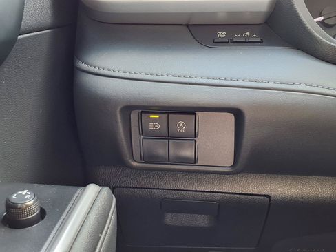 Used 2023 Toyota Highlander L FWD image 10