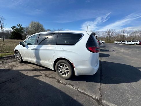 Used 2024 Chrysler Pacifica Touring-L image 7
