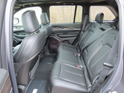 New 2026 Jeep Grand Cherokee Limited w/ Luxury Tech Group II AWD/4WD image 24