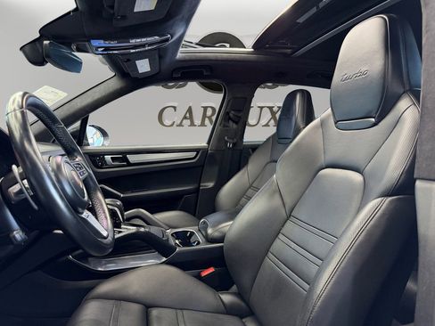 Used 2019 Porsche Cayenne Turbo image 9