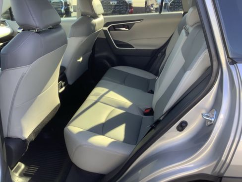 Used 2022 Toyota RAV4 XLE Premium image 11