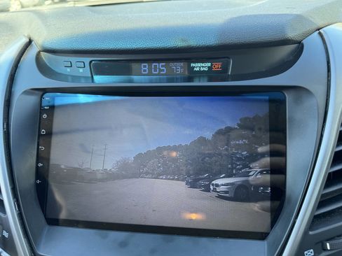 Used 2015 Hyundai Elantra SE image 18