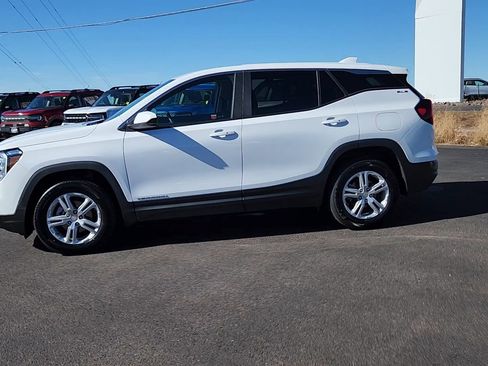 Used 2024 GMC Terrain SLE image 2