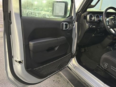 Used 2022 Jeep Wrangler Unlimited Sahara w/ Cold Weather Group image 14