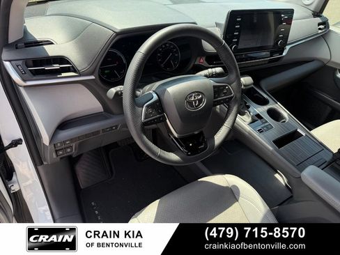 Used 2023 Toyota Sienna Limited FWD image 9