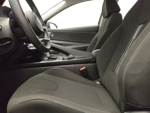Used 2025 Hyundai Elantra SEL image 18