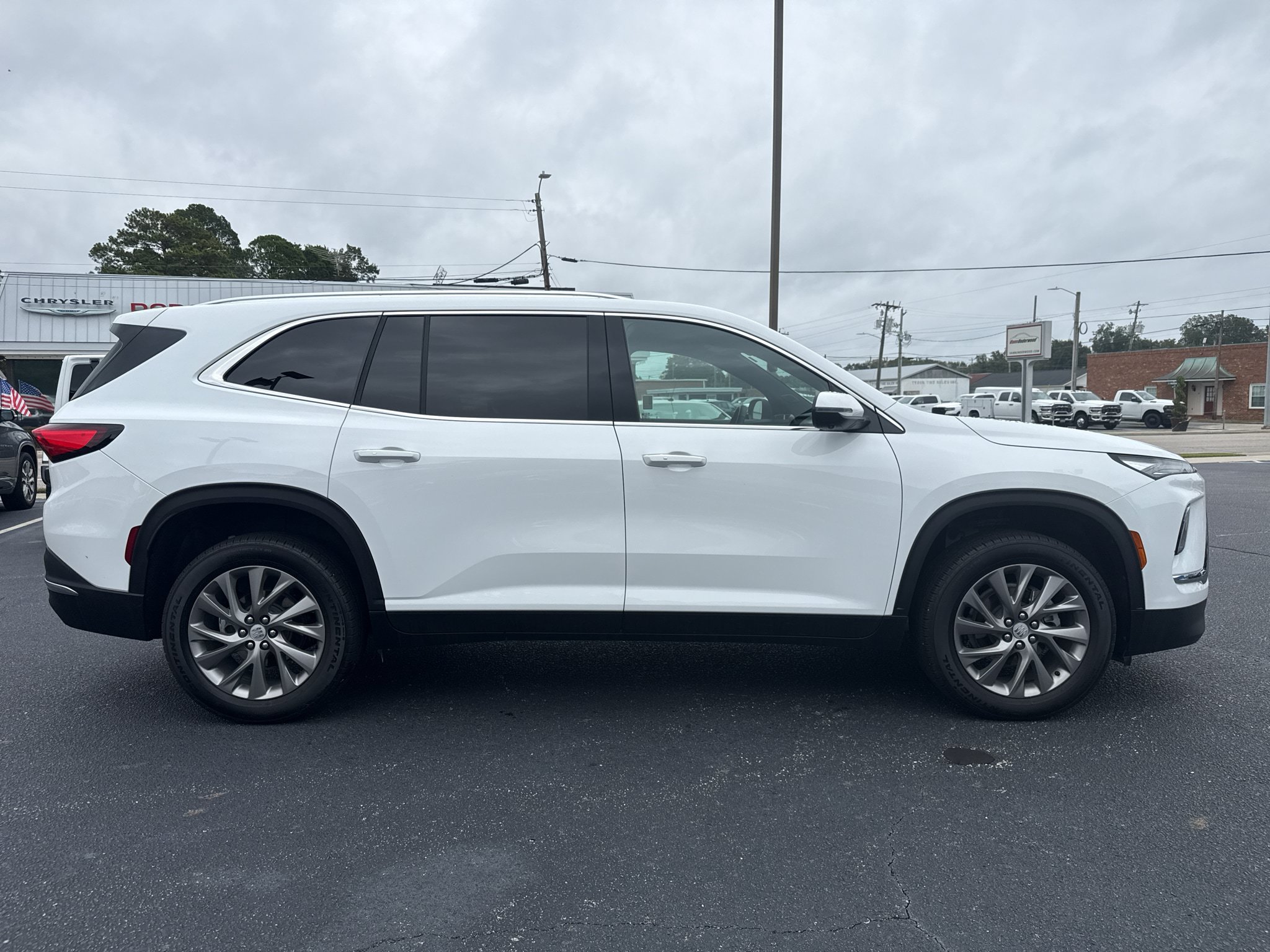 Used 2026 Buick Enclave Preferred FWD image 2