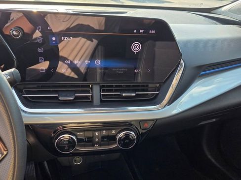 Used 2025 Chevrolet Trax LT FWD image 18