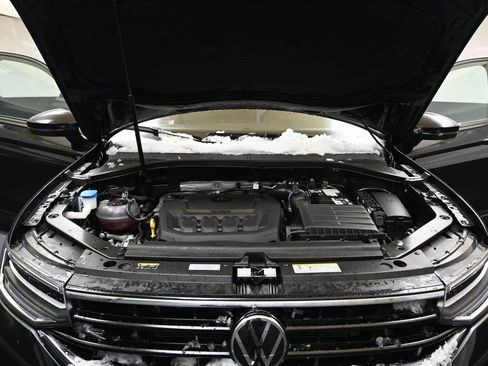 Certified 2024 Volkswagen Tiguan SE R-Line image 9