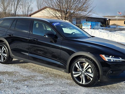Used 2025 Volvo V60 B5 Cross Country Plus image 7