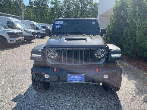 Used 2025 Jeep Gladiator Mojave w/ Convenience Group AWD/4WD image 3