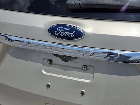 Used 2017 Ford Explorer XLT w/ Equipment Group 201A FWD image 15