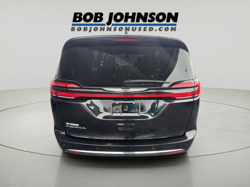 Used 2025 Chrysler Pacifica Select image 4