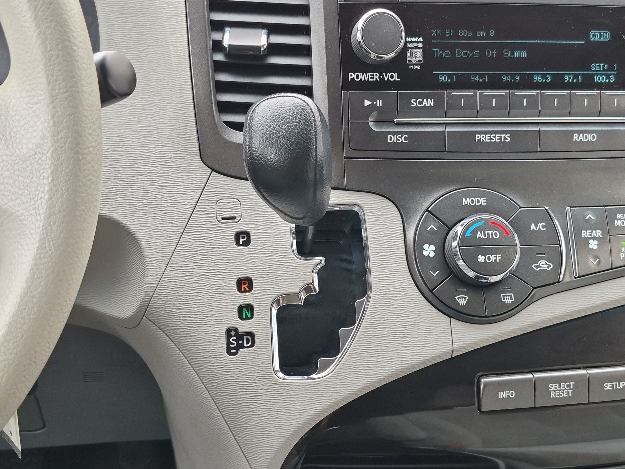 Used 2014 Toyota Sienna LE FWD image 26