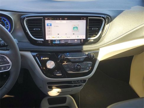 Used 2022 Chrysler Pacifica Touring-L image 16