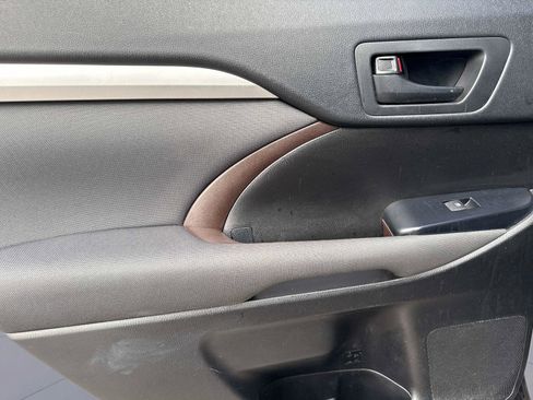 Used 2017 Toyota Highlander LE image 12