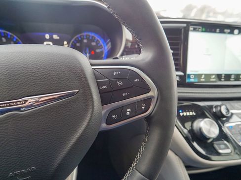 Used 2023 Chrysler Pacifica Limited image 24