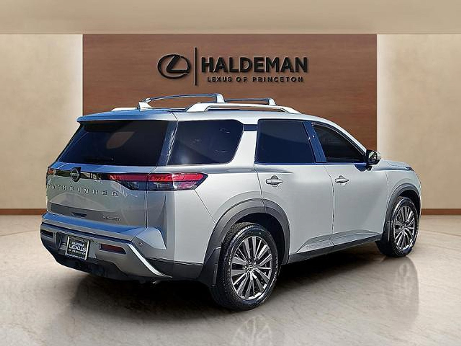 Used 2023 Nissan Pathfinder SL w/ SL Premium Package AWD/4WD image 6