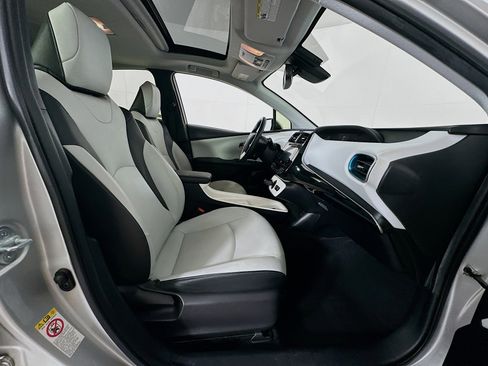 Used 2017 Toyota Prius Four w/ Advanced Technology Package FWD image 32